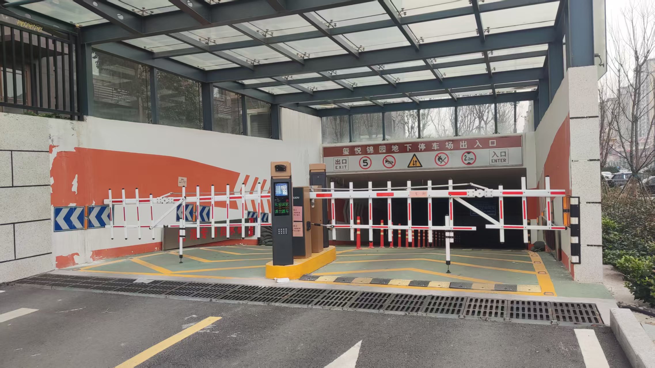 地下车库出入口栅栏道闸案例