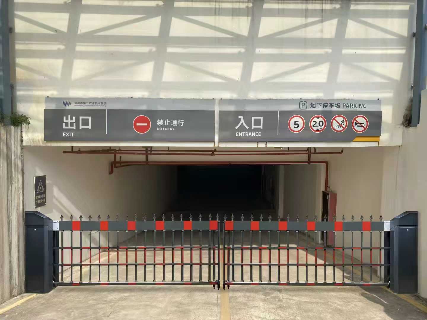 小区出入口空降道闸案例