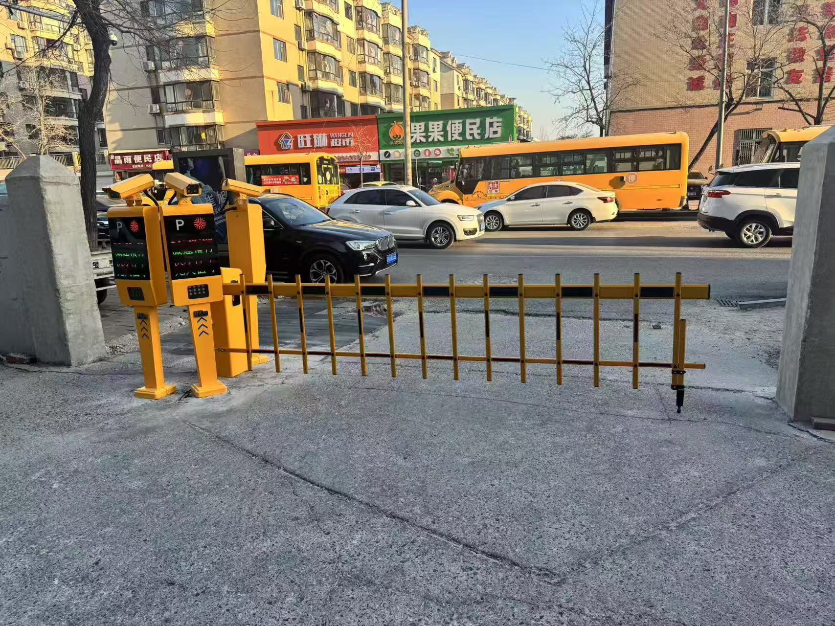 社区出入口栅栏道闸案例